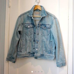 Everlane light blue denim jacket with LOTS of pockets- 6 total!
